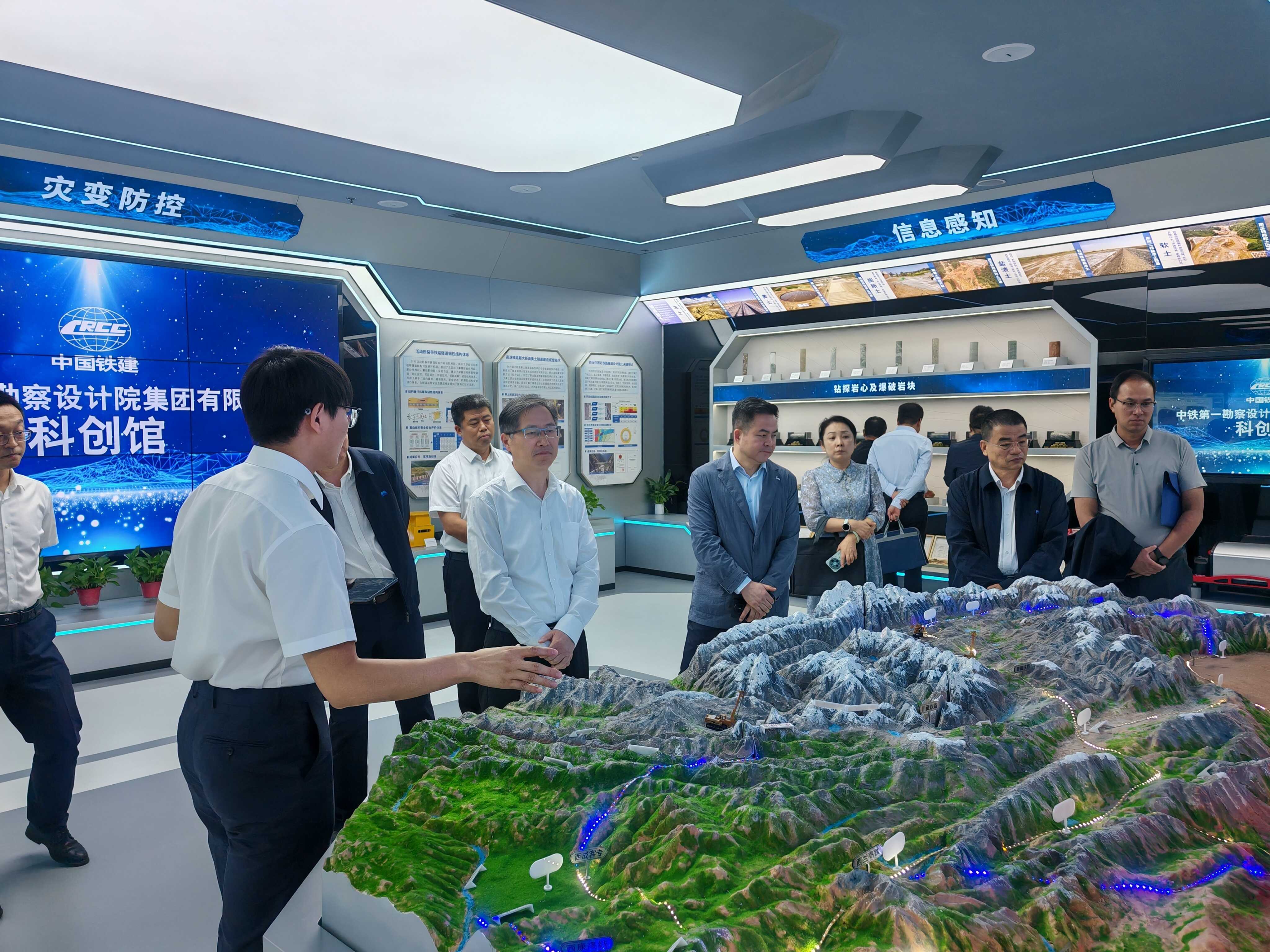 参观展厅2.jpg
