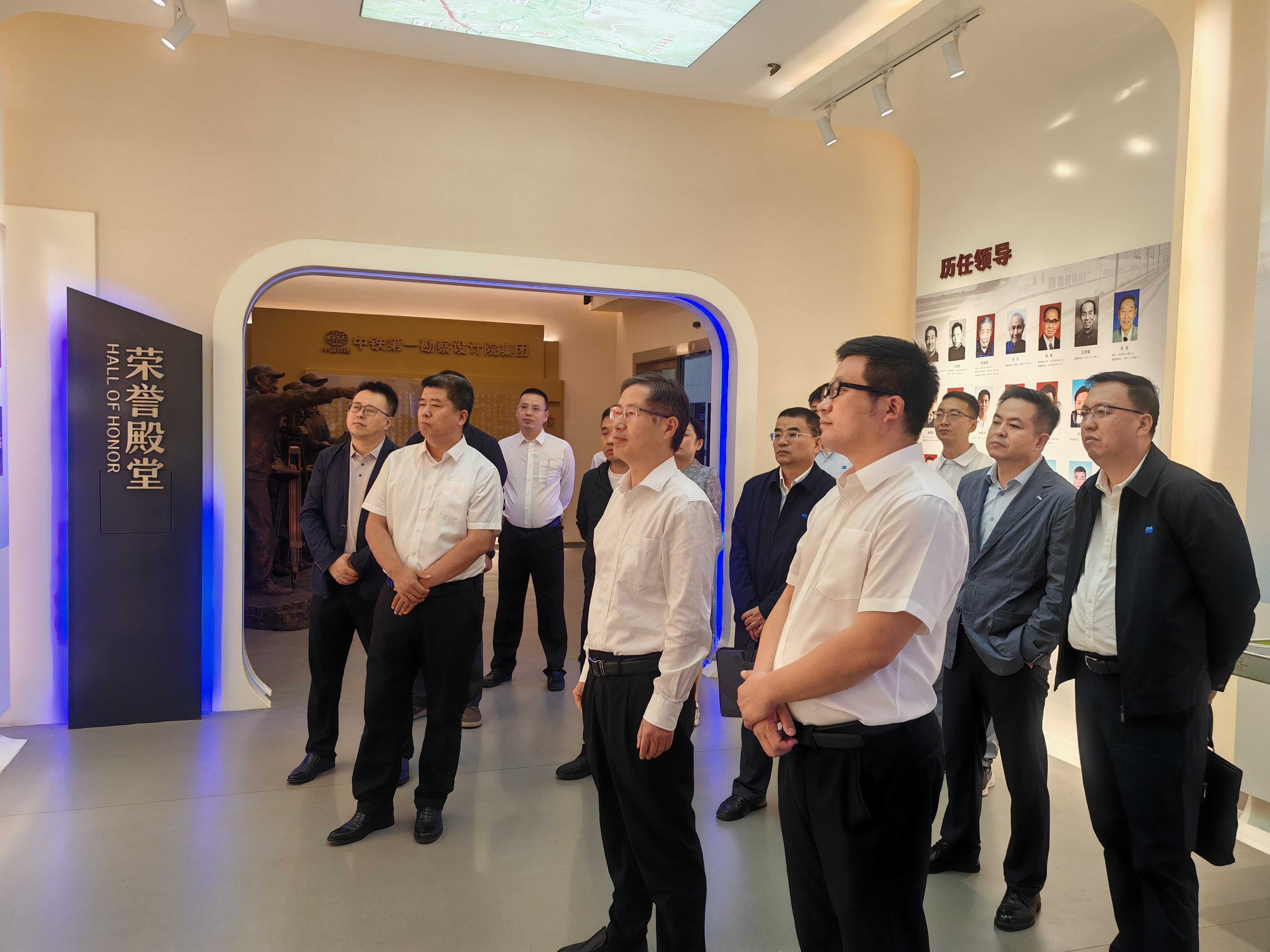 参观展厅.jpg